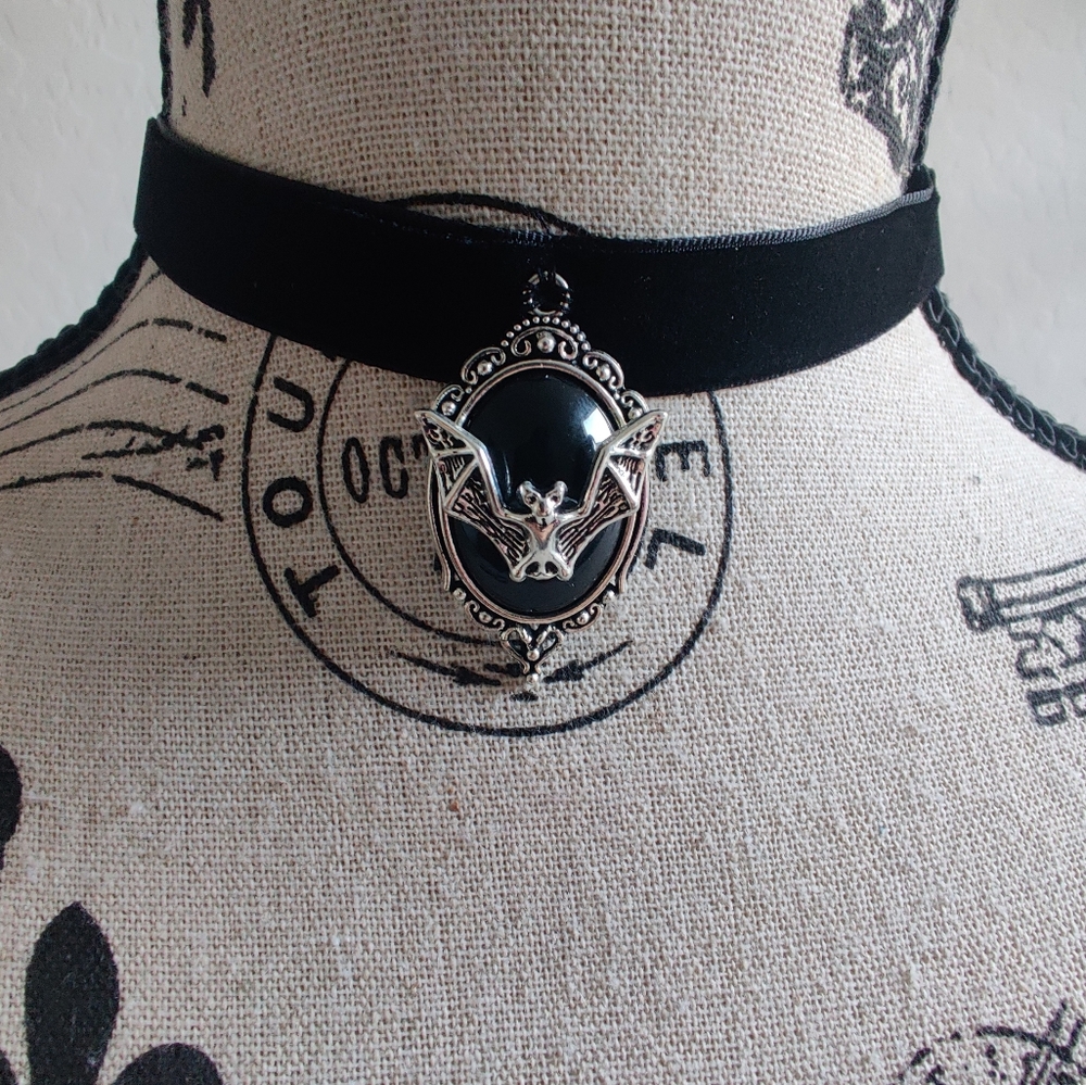 🆕 Vampire Bat Gothic Pendant Hand stitched Black Velvet Choker Necklace